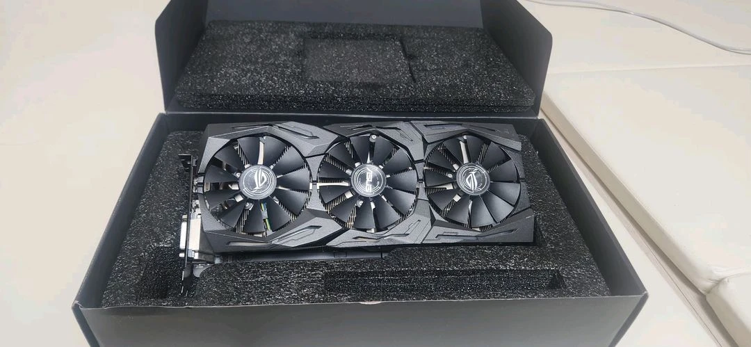 ASUS ROG STRIX 라데온 RX VEGA 64 이미지