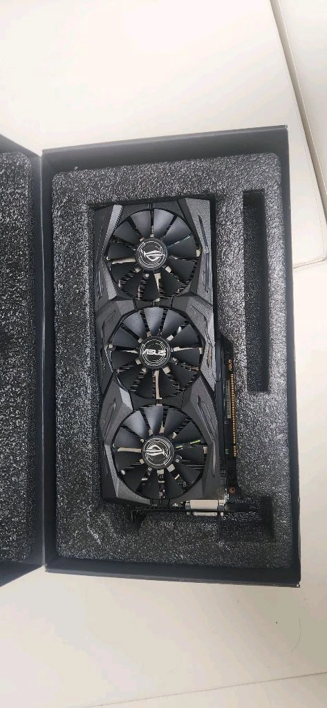 ASUS ROG STRIX 라데온 RX VEGA 64 이미지