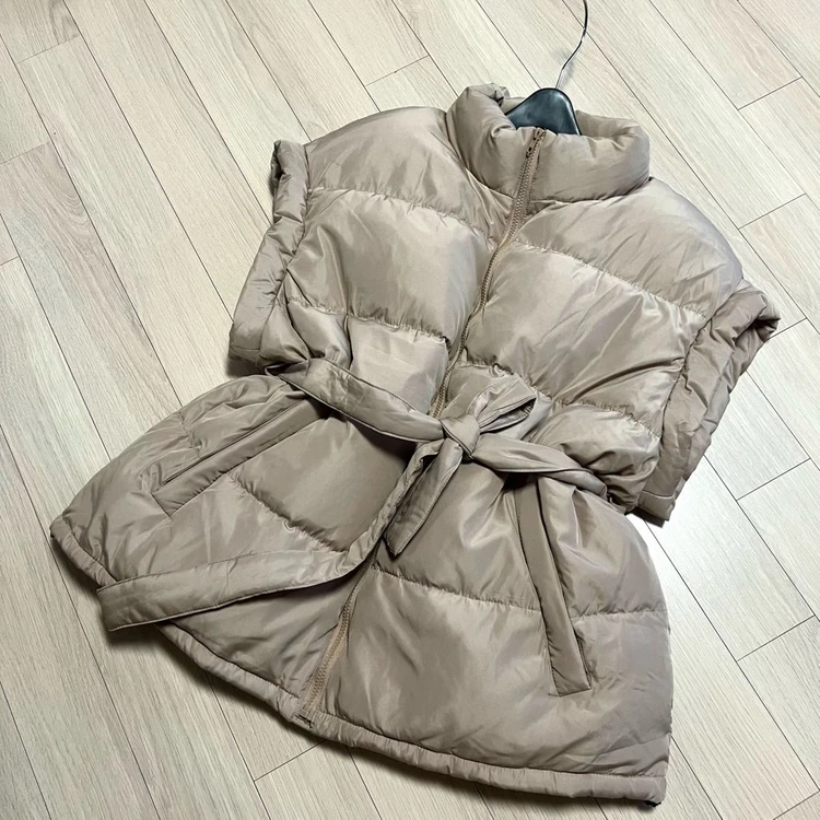 제평 지아 GIA 덕다운 오버핏 벨트 패딩조끼 베이지 이불패딩 오리털 베스트 점퍼 자켓 빅사이즈 이미지