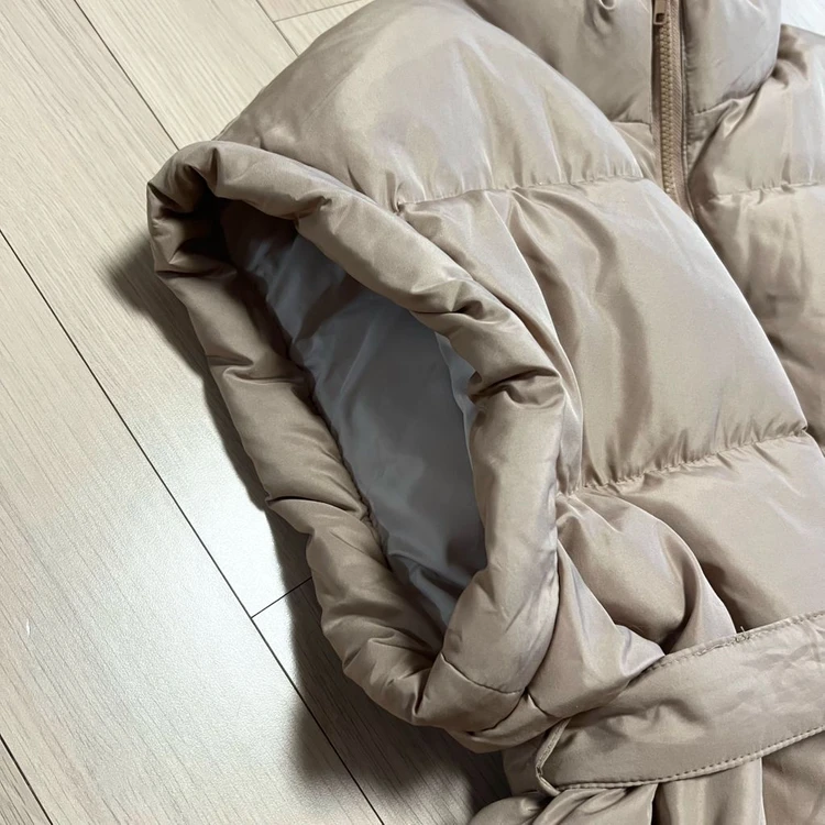 제평 지아 GIA 덕다운 오버핏 벨트 패딩조끼 베이지 이불패딩 오리털 베스트 점퍼 자켓 빅사이즈 이미지