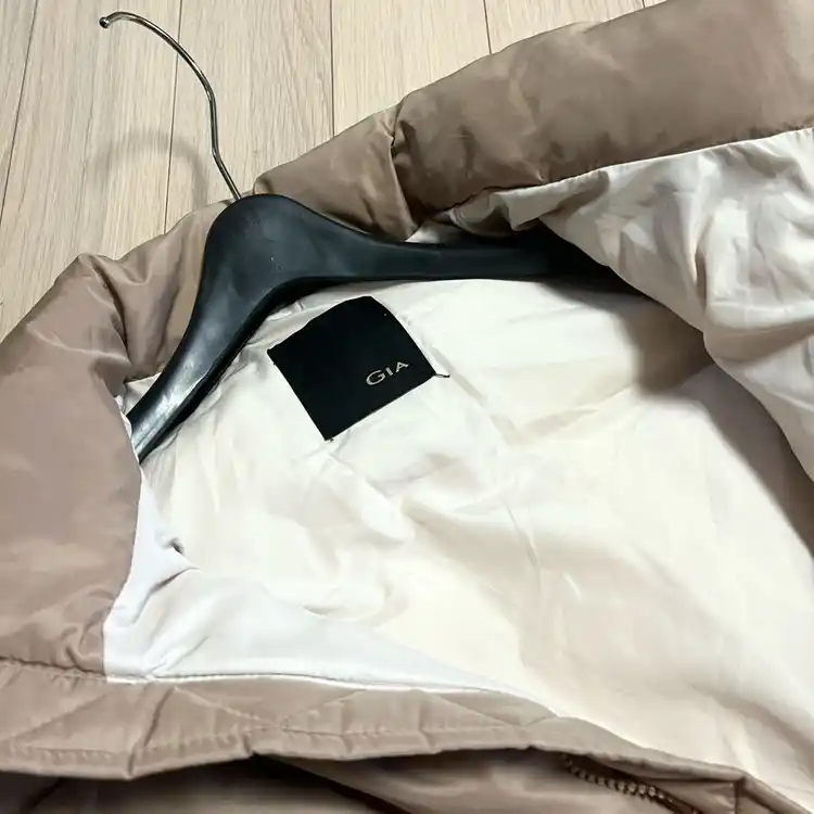 제평 지아 GIA 덕다운 오버핏 벨트 패딩조끼 베이지 이불패딩 오리털 베스트 점퍼 자켓 빅사이즈 이미지