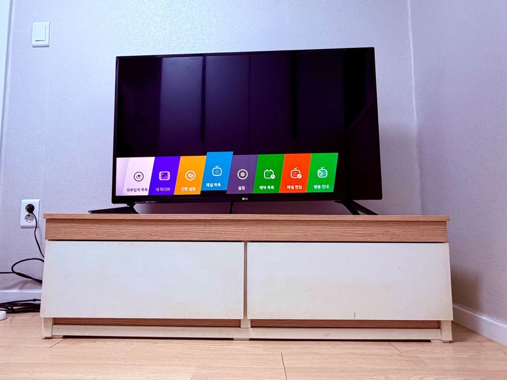LG 43인치 TV + 거실장(TV다이) 세트 이미지