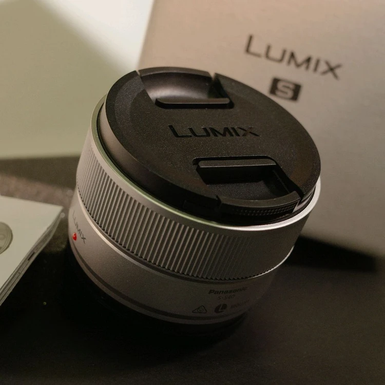 파나소닉 루믹스 40mm f2 실버 이미지