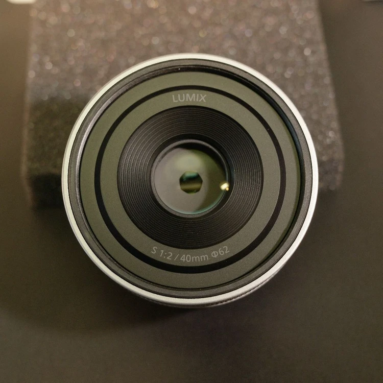 파나소닉 루믹스 40mm f2 실버 이미지