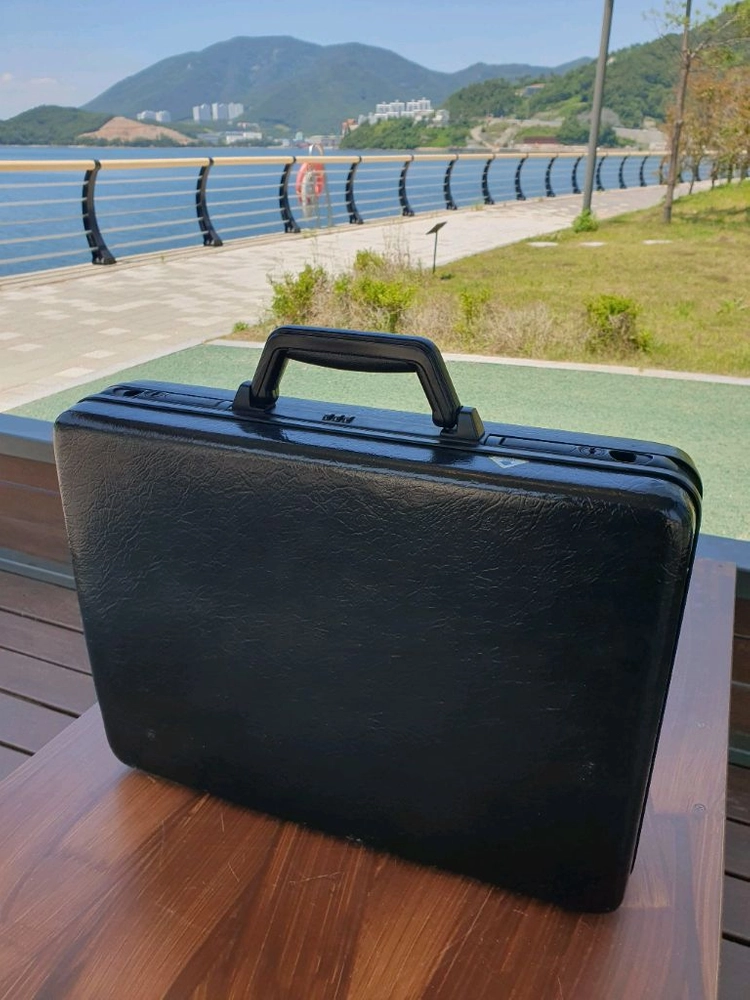 모던한 블랙 007서류 가방 판매합니다 ^^깔끔한 디자인의 007서류 가방이에요 이미지