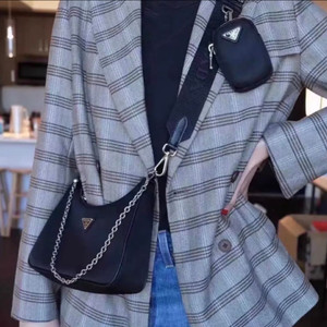 프라다뷰티 리나일론 호보백 이미지