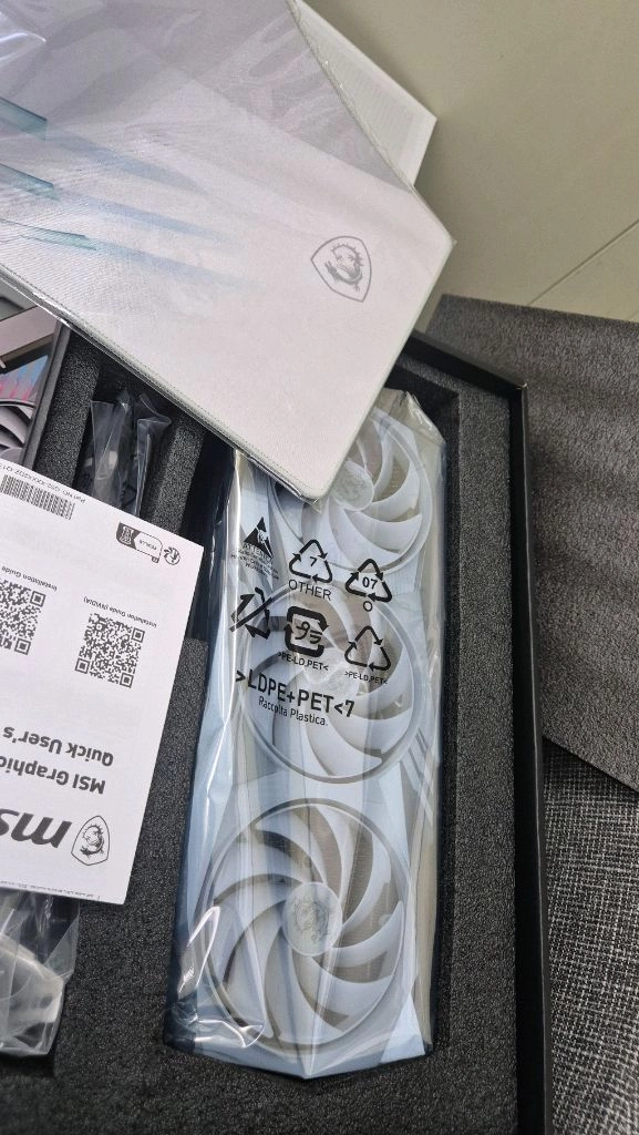RTX 4070 Ti 게이밍 그래픽카드 화이트 이미지