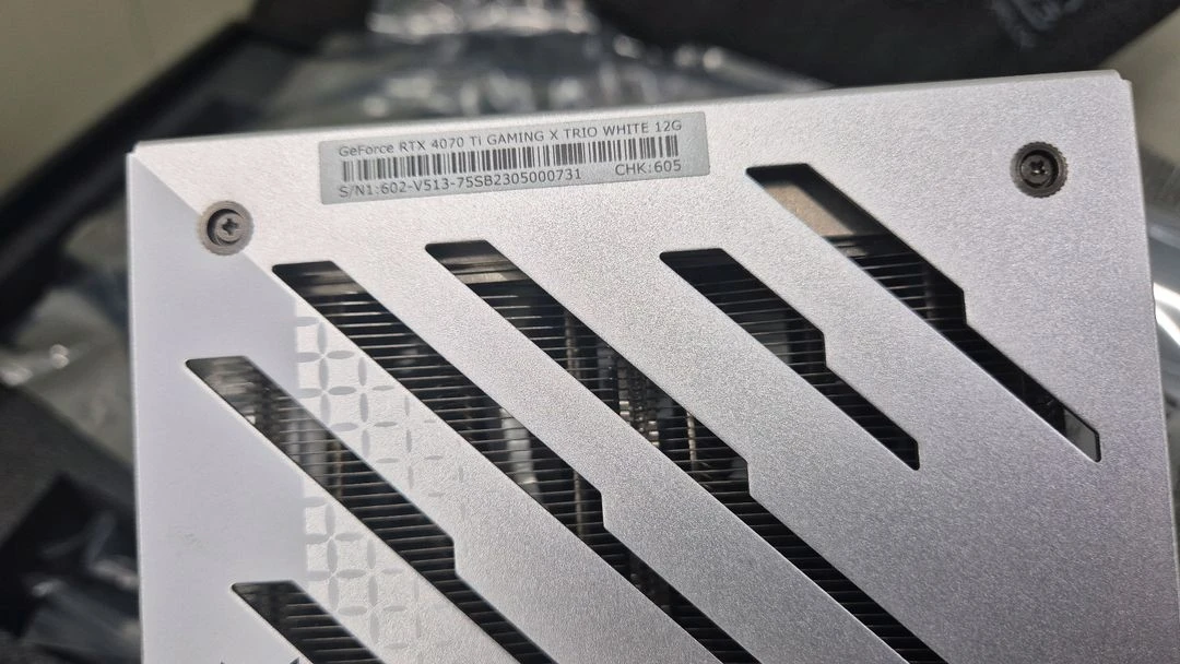 RTX 4070 Ti 게이밍 그래픽카드 화이트 이미지