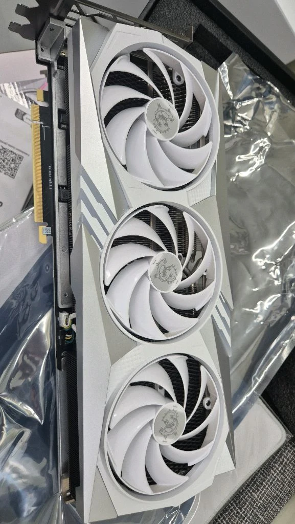 RTX 4070 Ti 게이밍 그래픽카드 화이트 이미지