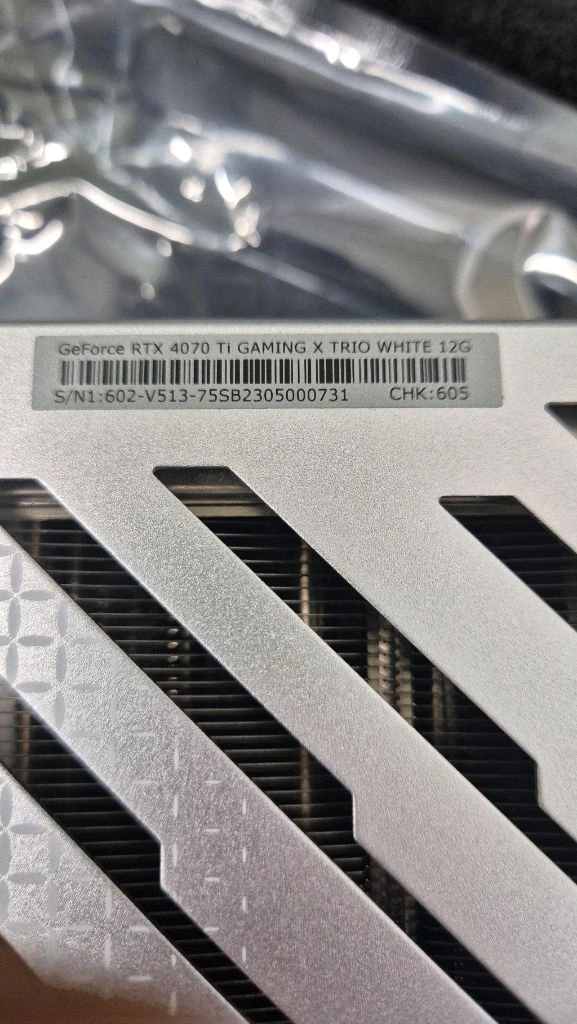 RTX 4070 Ti 게이밍 그래픽카드 화이트 이미지