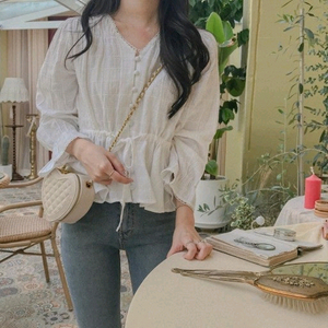 브이넥 콩단추 린넨 프릴 레이스 리본 블라우스 / 핫핑 리리앤코 육육걸즈 아뜨랑스 쇼퍼랜드 피터앤웬디 프리티영띵 이미지
