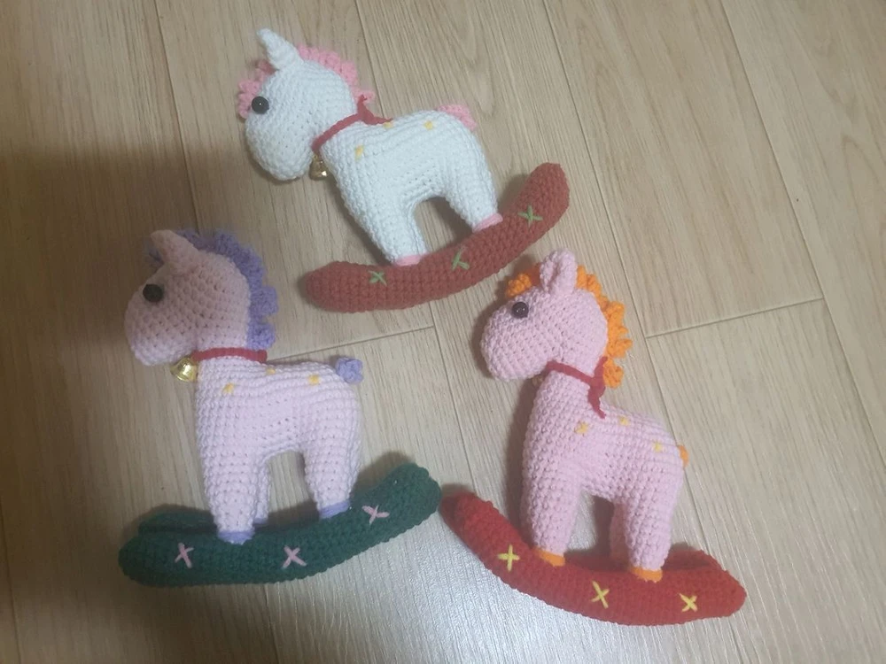 핸드메이드 뜨개질 흔들 목마 말 조랑말 인형 인테리어 소품 장식 이미지