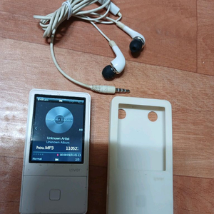 아이리버 E100 8G MP3 플레이어 화이트 색상입니다. 이어폰과 케이스,충전기,USB리드선 이미지