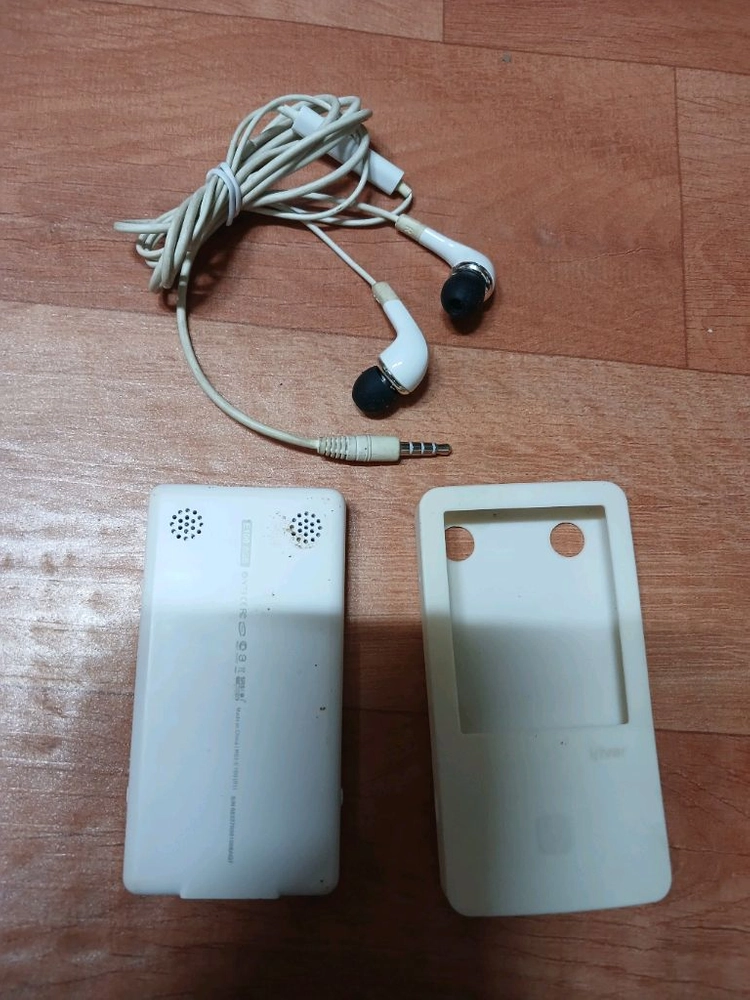 아이리버 E100 8G MP3 플레이어 화이트 색상입니다. 이어폰과 케이스,충전기,USB리드선 이미지