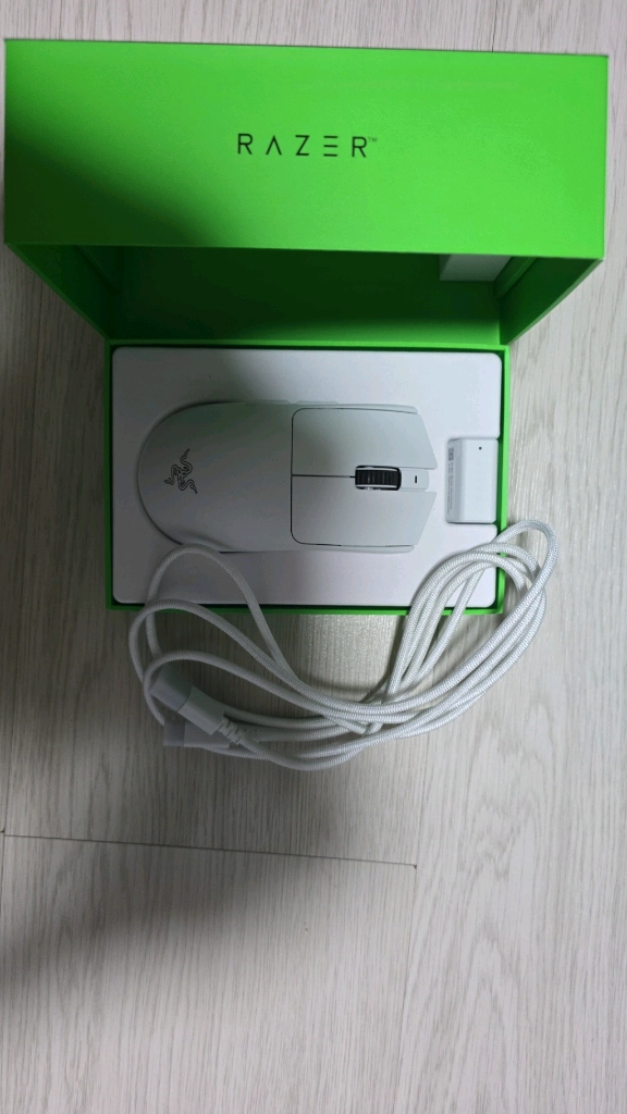 레이저 바이퍼 V3 프로 게이밍 마우스 화이트 에디션 이미지