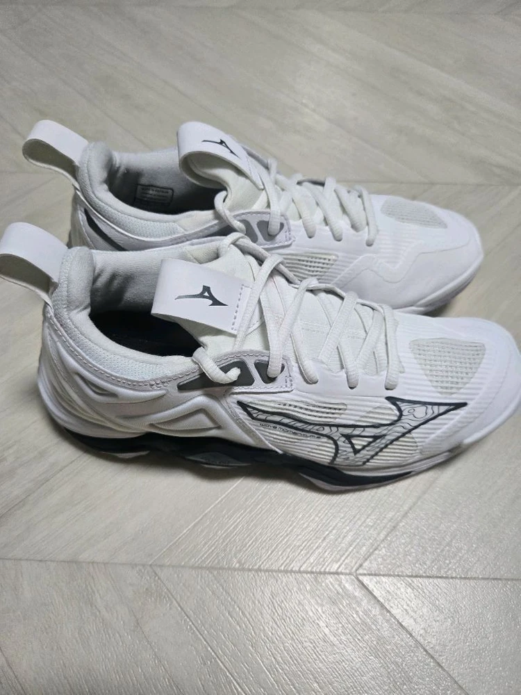 미즈노 웨이브 모멘텀3 이미지