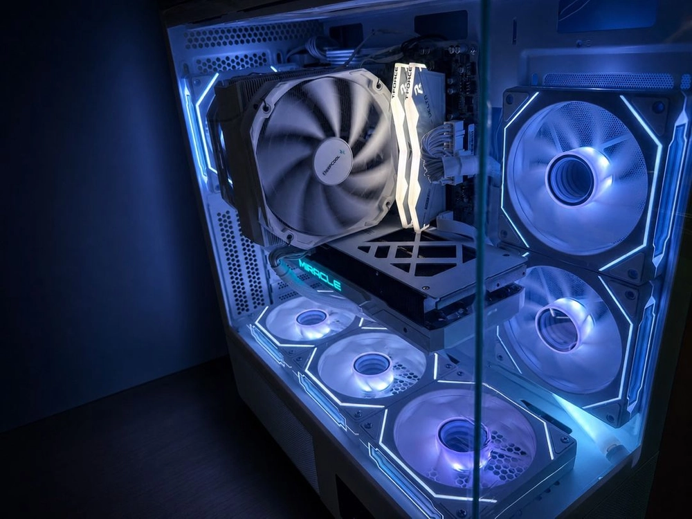 RTX 4070 SUPER 화이트 9600X / DDR5 32GB / T500 1TB 컴퓨터 본체 이미지