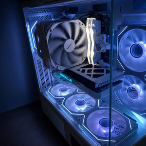 RTX 4070 SUPER 화이트 9600X / DDR5 32GB / T500 1TB 컴퓨터 본체 이미지