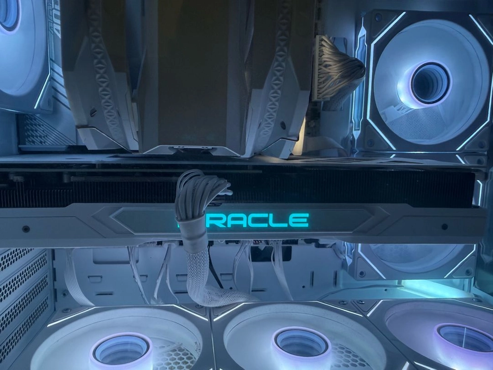 RTX 4070 SUPER 화이트 9600X / DDR5 32GB / T500 1TB 컴퓨터 본체 이미지