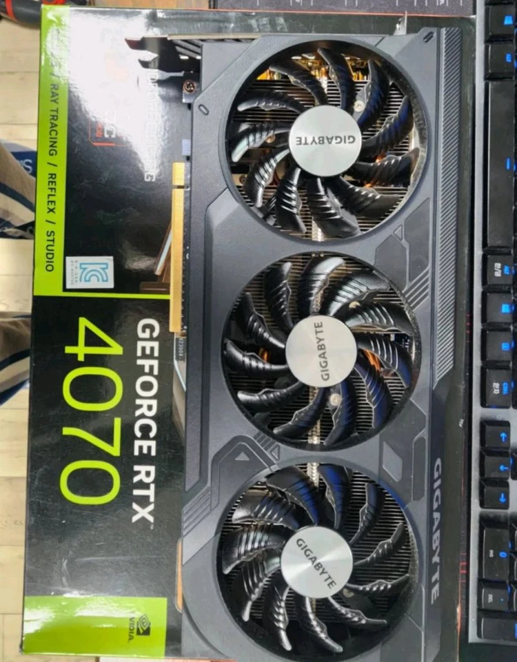 기가바이트 RTX 4070 그래픽카드 이미지