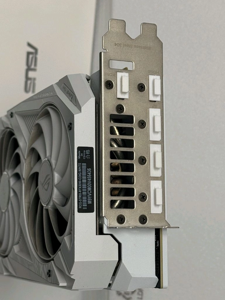 asus rog strix RTX 3090 화이트 이미지