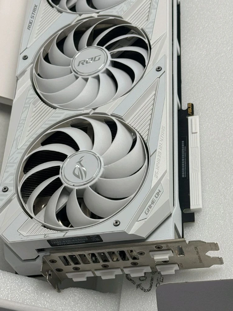 asus rog strix RTX 3090 화이트 이미지