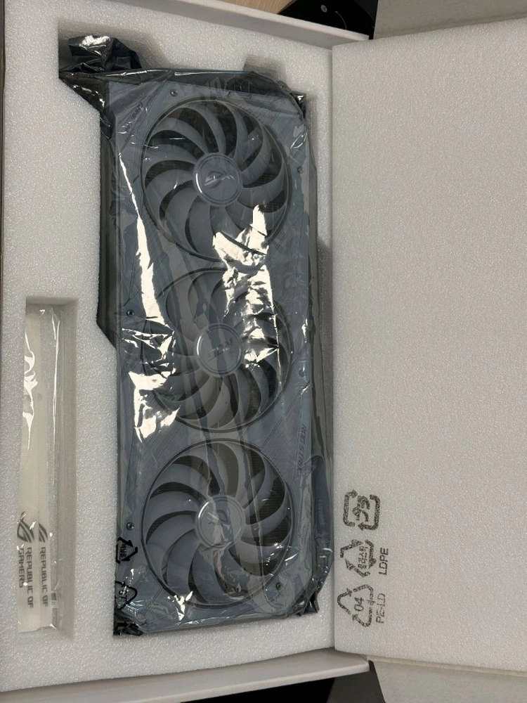 asus rog strix RTX 3090 화이트 이미지