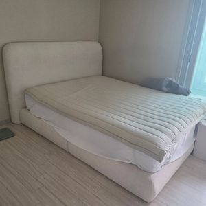 퀸사이즈 침대프레임 매트리스 세트 이미지