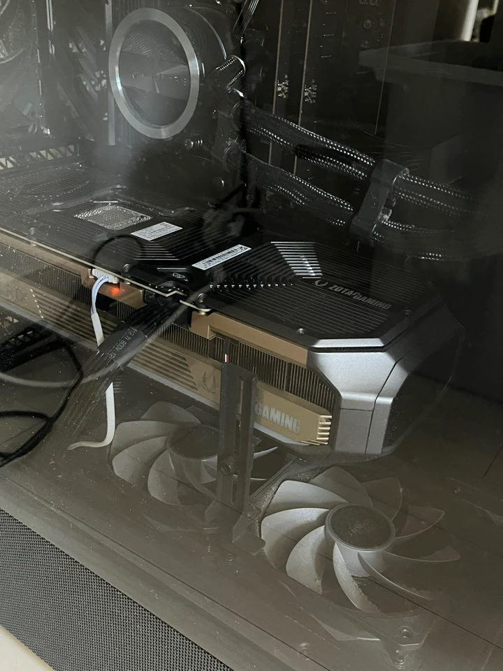 그래픽카드 5090(ZOTAC RTX5090 AMP) / 램 128GB (64GB*2) / 9950X 본체 이미지