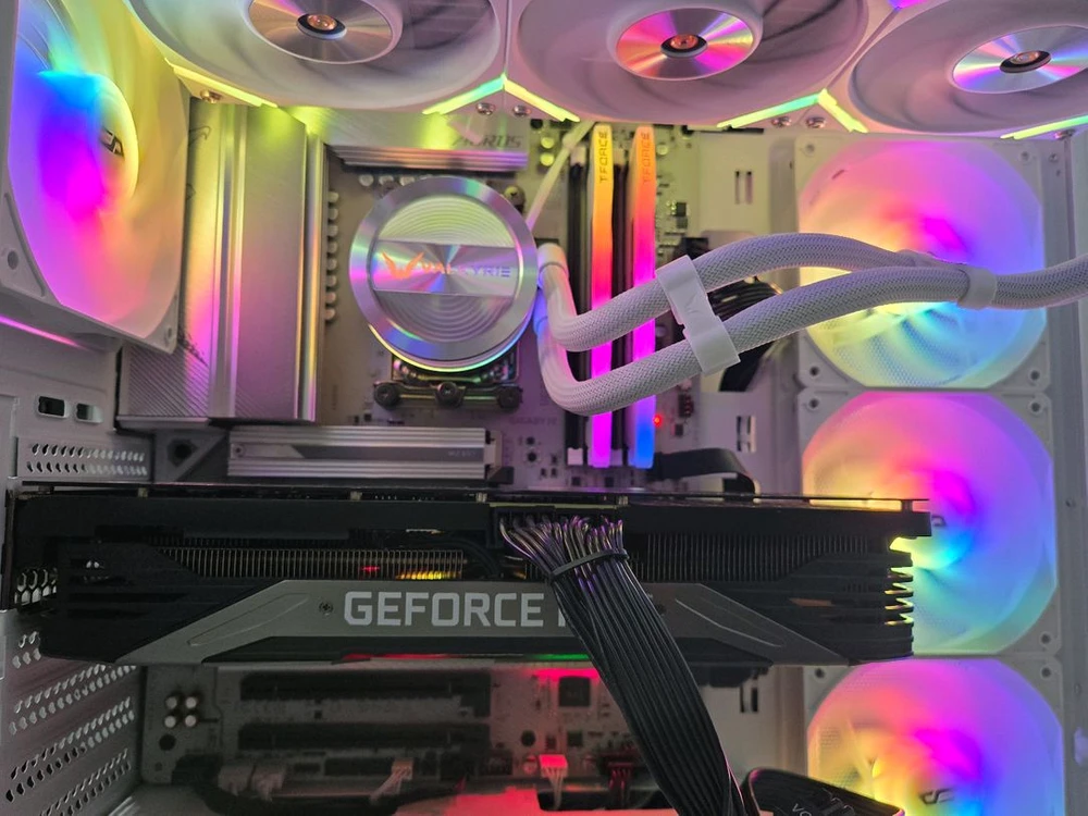 라이젠 7800x3d 수냉 b650 ddr5 6000 32gb 3070 화이트 팔아요 이미지