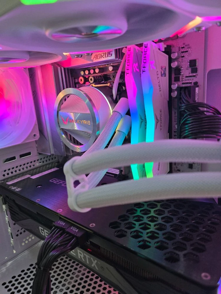 라이젠 7800x3d 수냉 b650 ddr5 6000 32gb 3070 화이트 팔아요 이미지