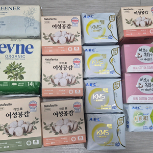 생리대 모음 (오버나이트 / 대형 / 중형 / 팬티라이너) 이미지