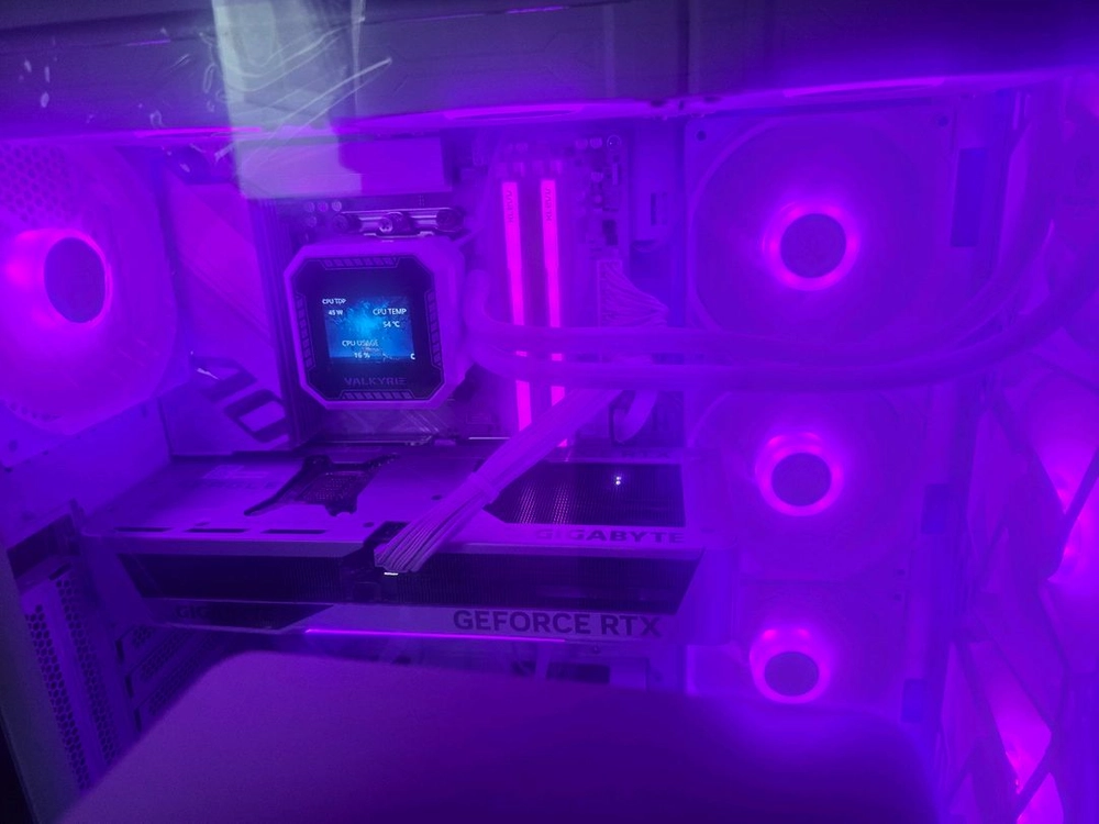 고사양 게이밍 7800x3d 5070 데스크탑 판매합니다.26년 4월 14일 구매 280이하로 안 팝니다. 이미지