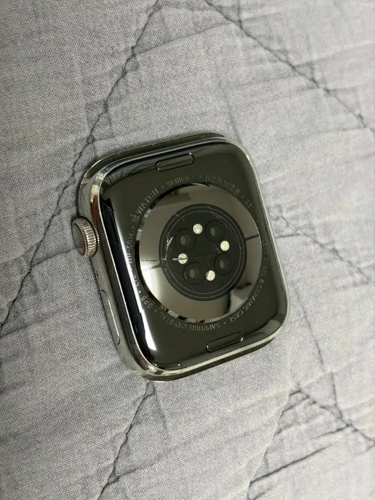 애플워치7 에르메스 45mm 실버 후면 파손 이미지