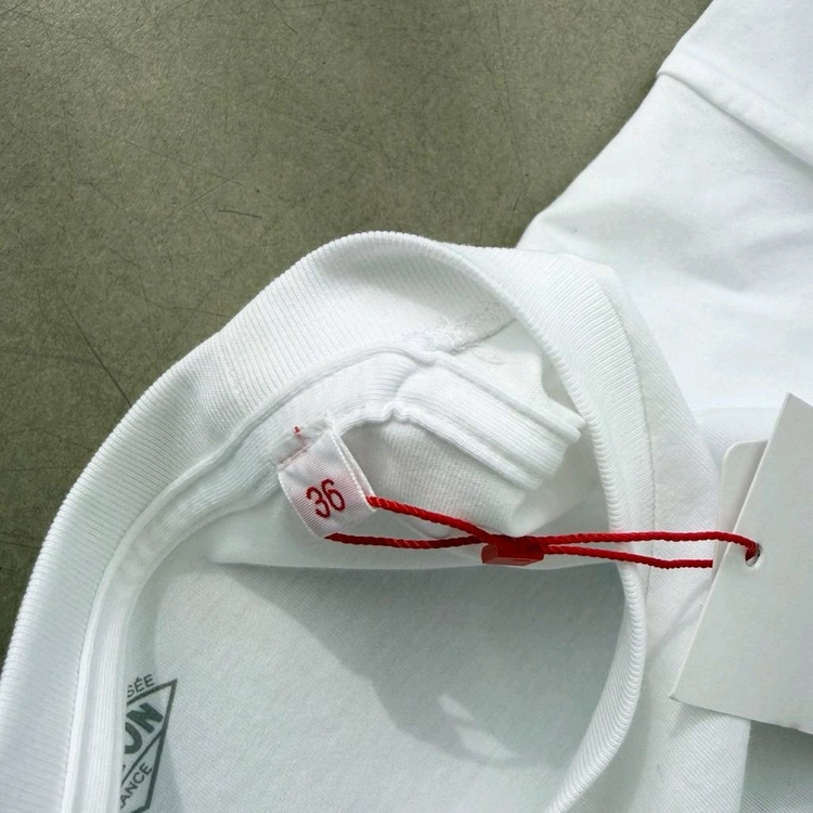 단톤 로고 프린트 반팔티 이미지