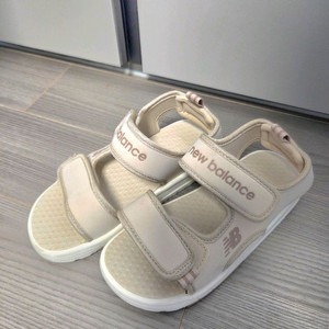 뉴발란스 키즈 샌들 SIZE 200mm 판매합니다. 이미지