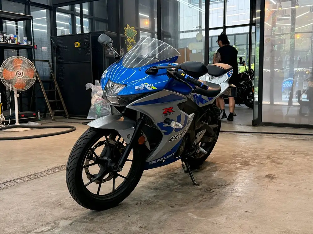 스즈키 GSX-R125 블루/실버 스포츠 바이크 이미지