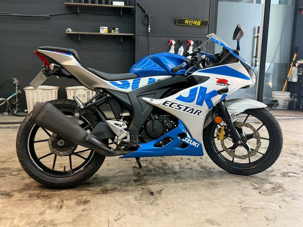 스즈키 GSX-R125 블루/실버 스포츠 바이크 이미지