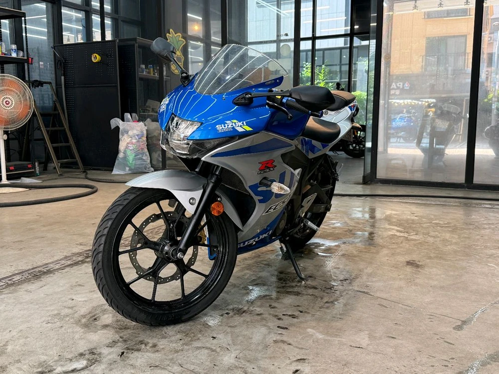스즈키 GSX-R125 블루/실버 스포츠 바이크 이미지