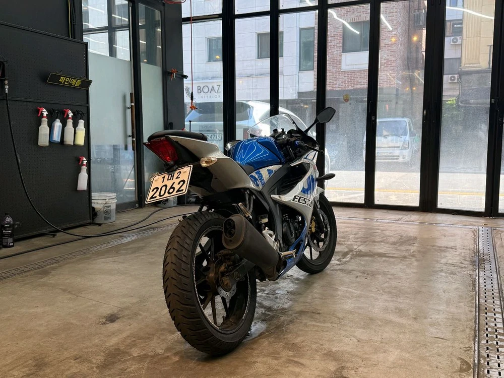 스즈키 GSX-R125 블루/실버 스포츠 바이크 이미지