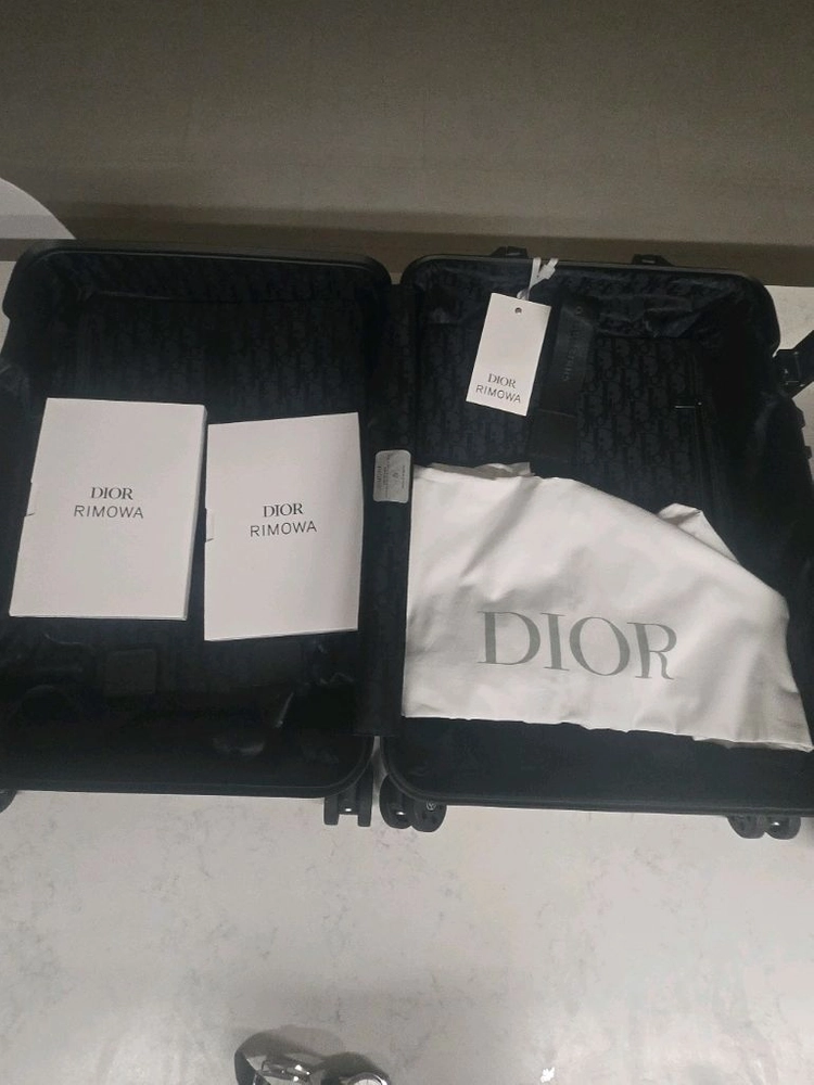 리모와 디올 캐리어 및 핸드 케이스 판매합니다. 이미지