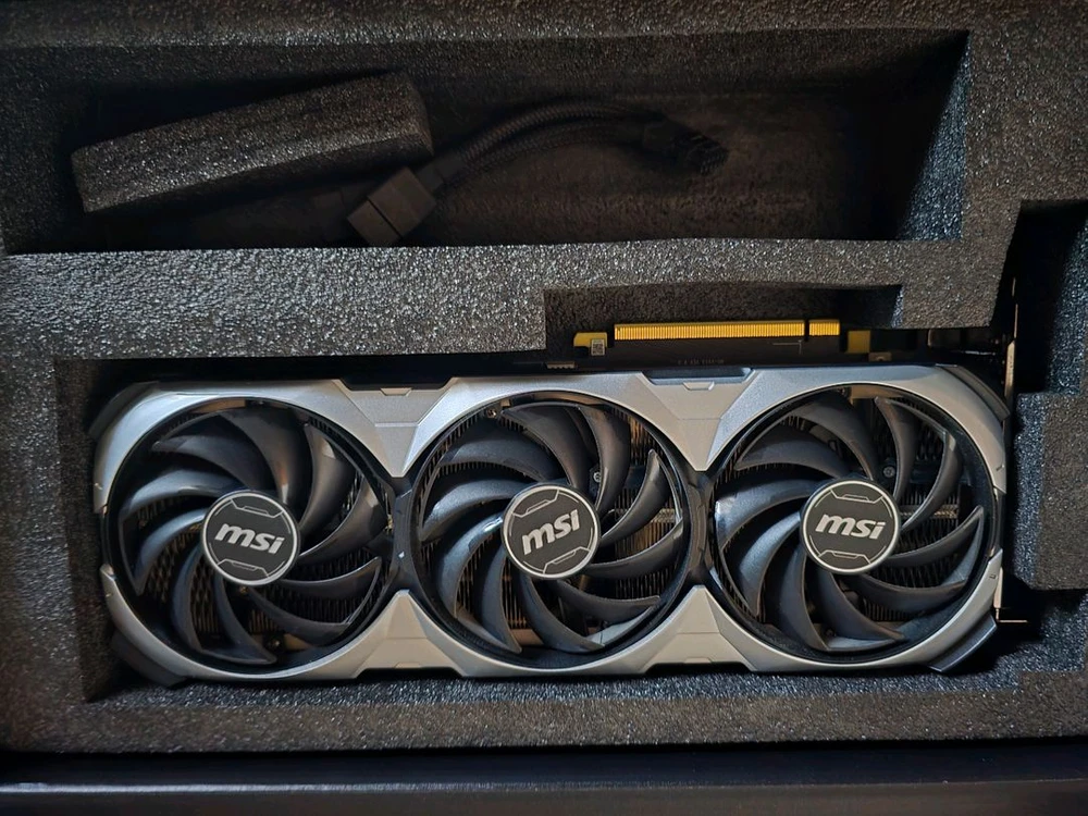 RTX 4070 Ti SUPER 그래픽카드 이미지