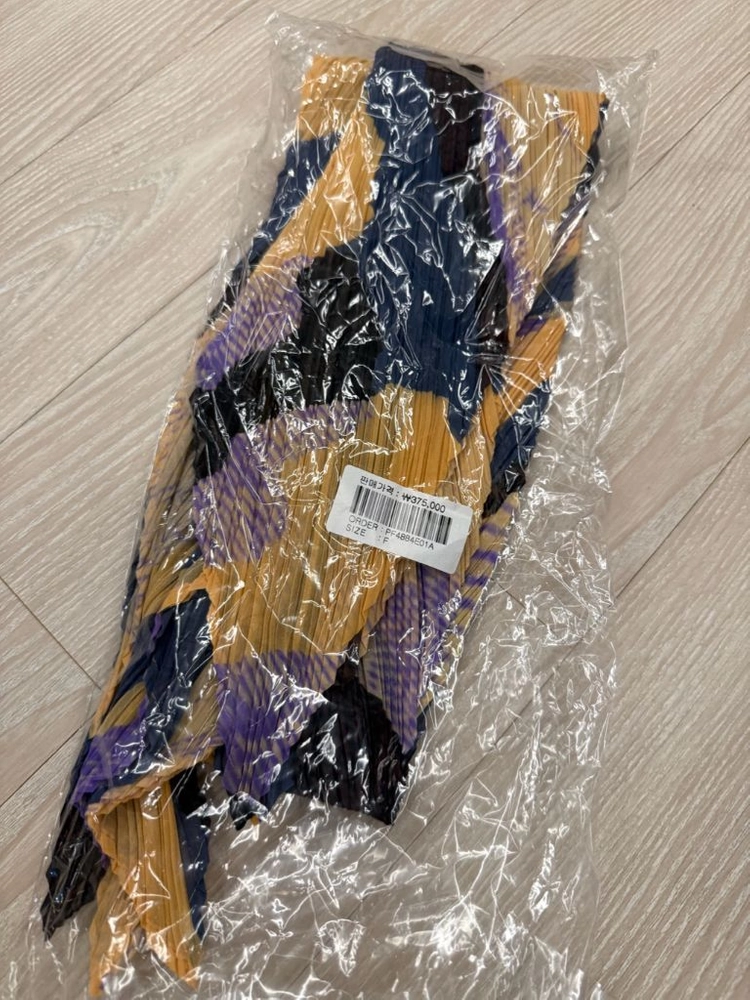 플리츠플리즈 운석 스카프 이미지