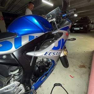 스즈키 GSX-R125 블루/실버 스포츠 바이크 이미지