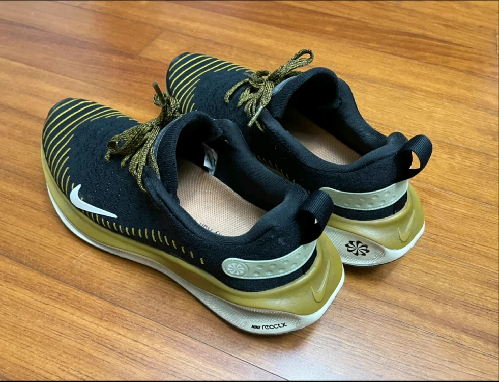 나이키 리액트 인피니티 런 4 블랙 골드 색상 270mm 이미지