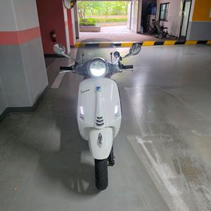 2022년식 베스파 프리마베라 화이트 이미지