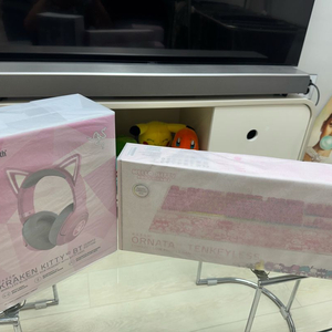 (미개봉) 레이저 오나타 v3 키티 키보드 + (미개봉) 레이저 크라켄v2 키티 무선 블루투스 헤드셋 이미지