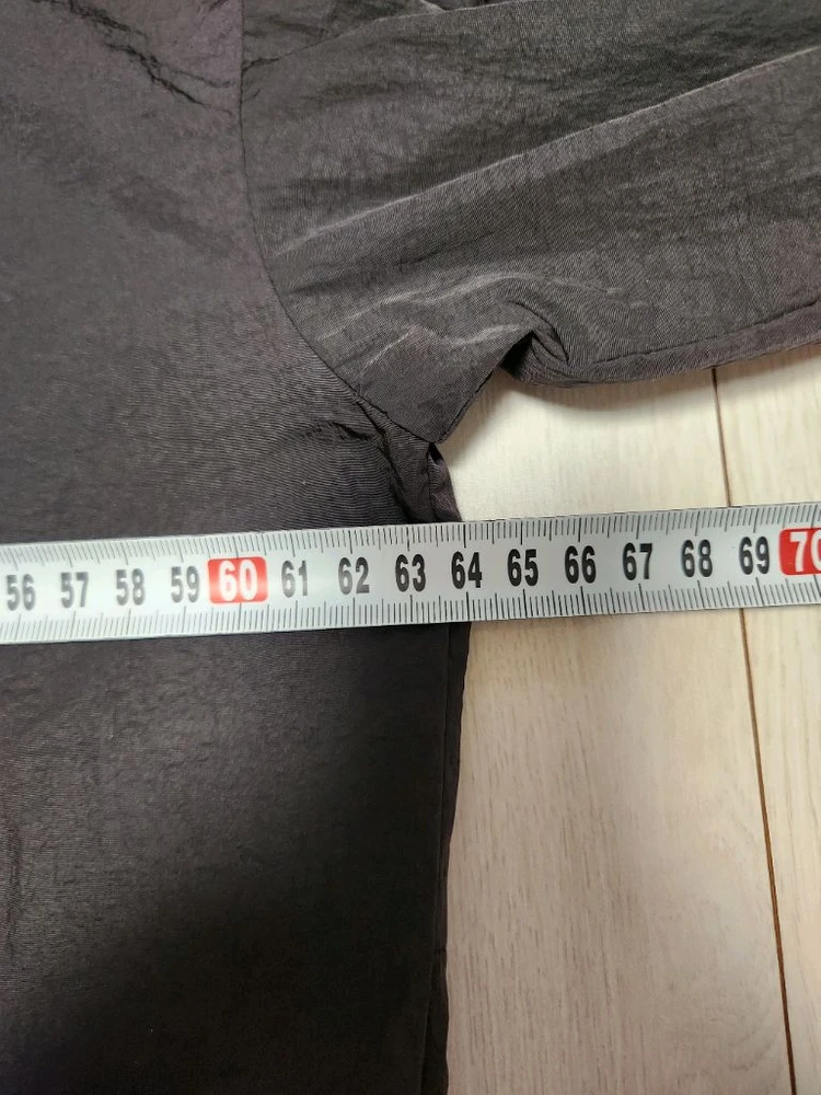 엄브로 딜라이트 웜업 남녀공용 바람막이 자켓 사이즈95m빛반사로 색바랜것 마냥 사진이 찍혔는데 실제는 물빠짐이나 새 이미지