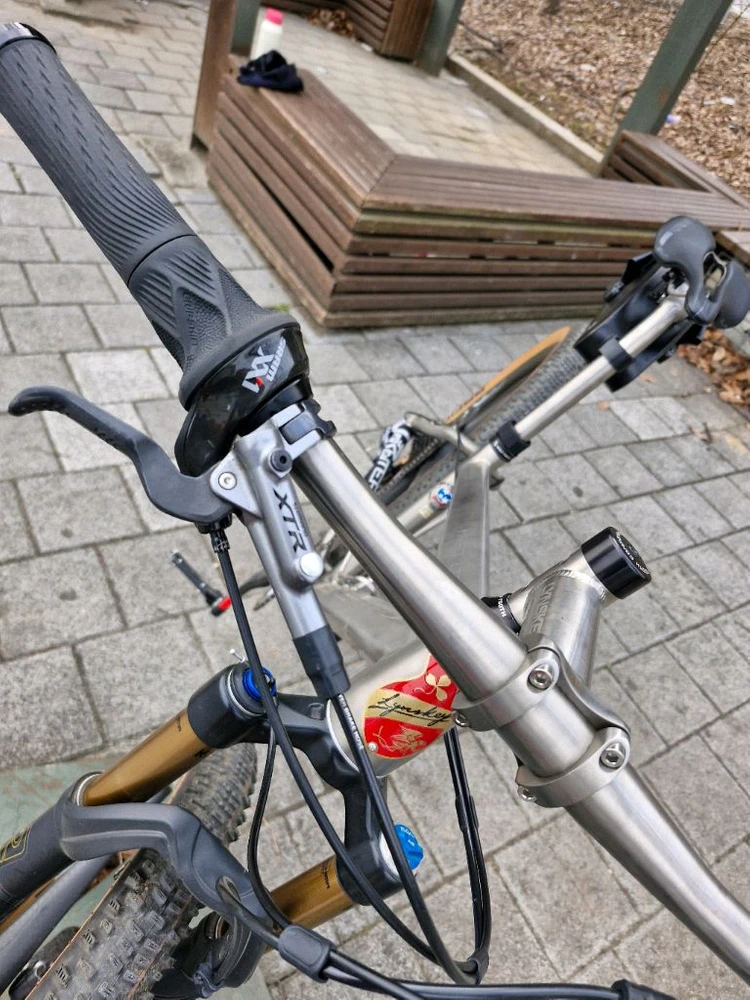 풀서스펜션 MTB 자전거 이미지