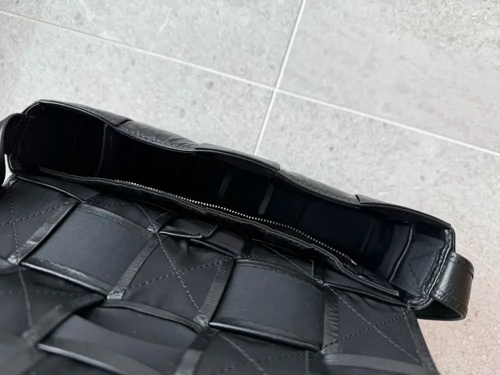 보테가베네타 카세트백 스몰 정품 이미지